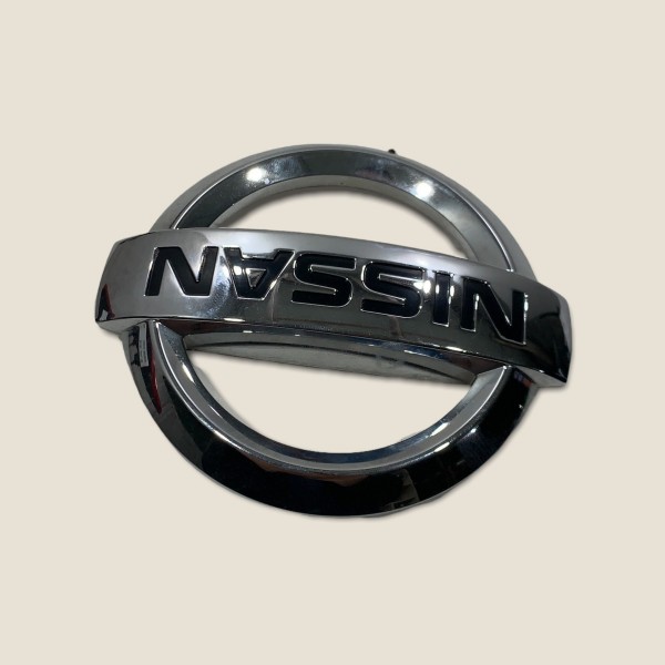 Emblema Nissan Tampa Traseira Nissan Kicks Sl 2019 (270) Emblema Nissan Tampa Traseira Nissan Kicks Sl 2019 (270)